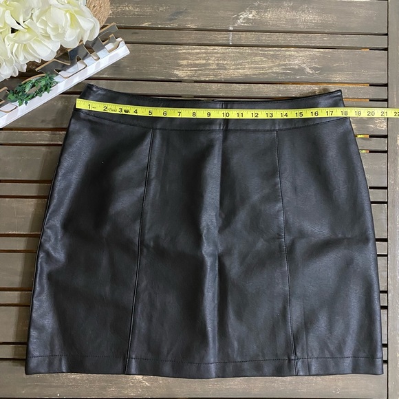 FOREVER21 FAUX LEATHER MINI SKIRT - Picture 6 of 10